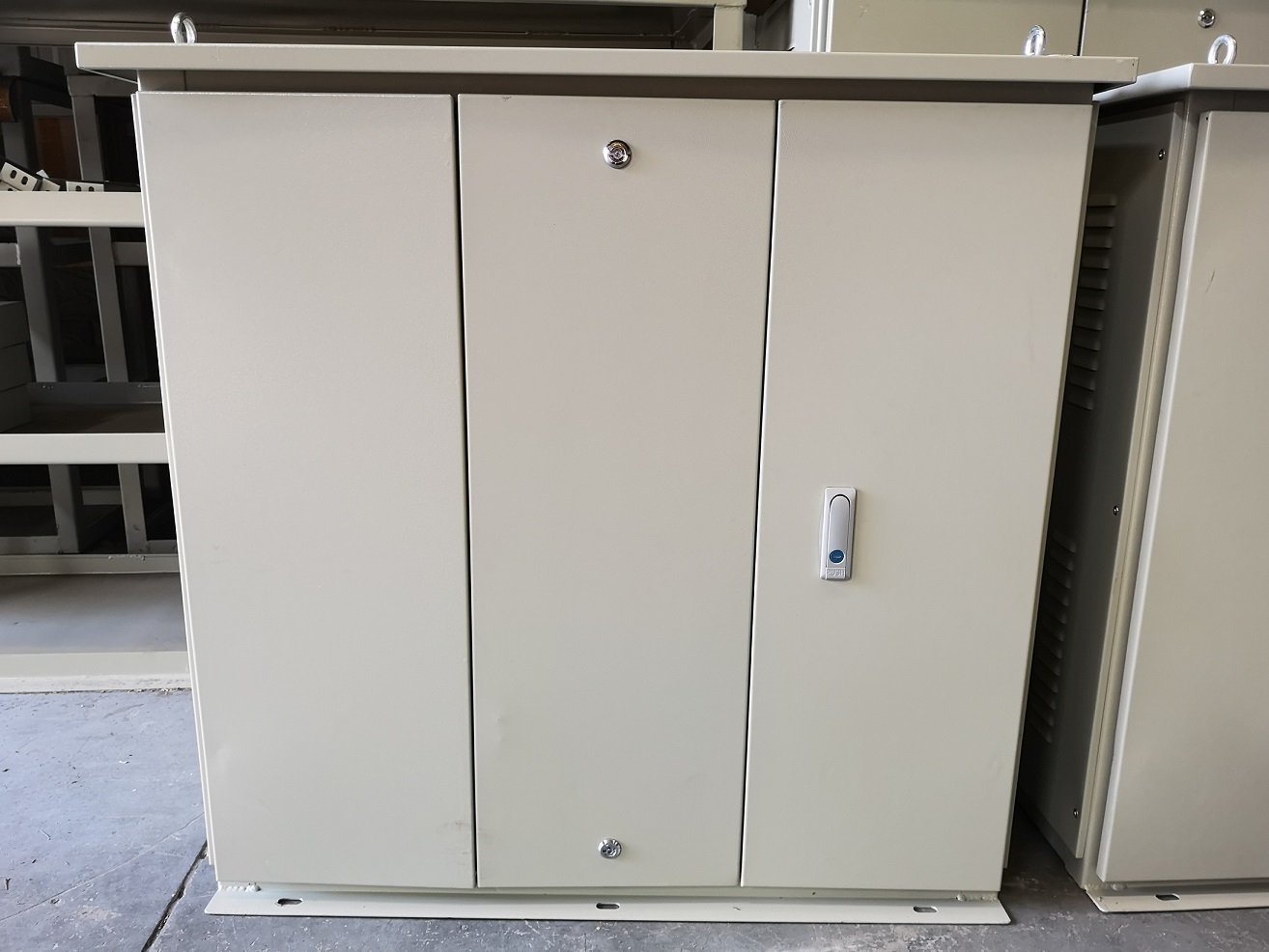 Battery cabinet