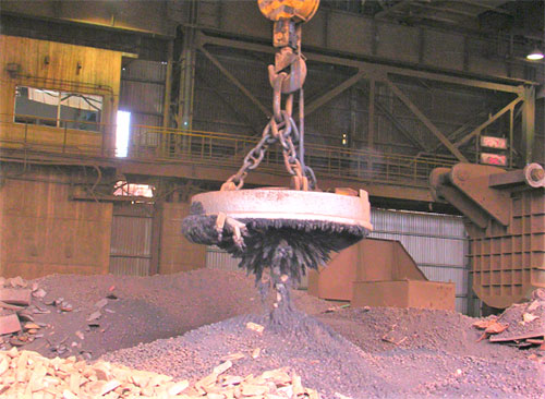 Electromagnet for steel slag