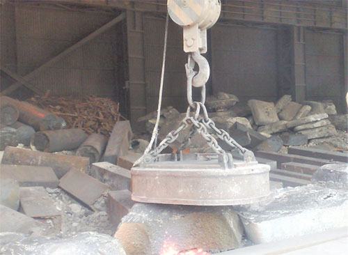 Electromagnet for high temperature steel slag