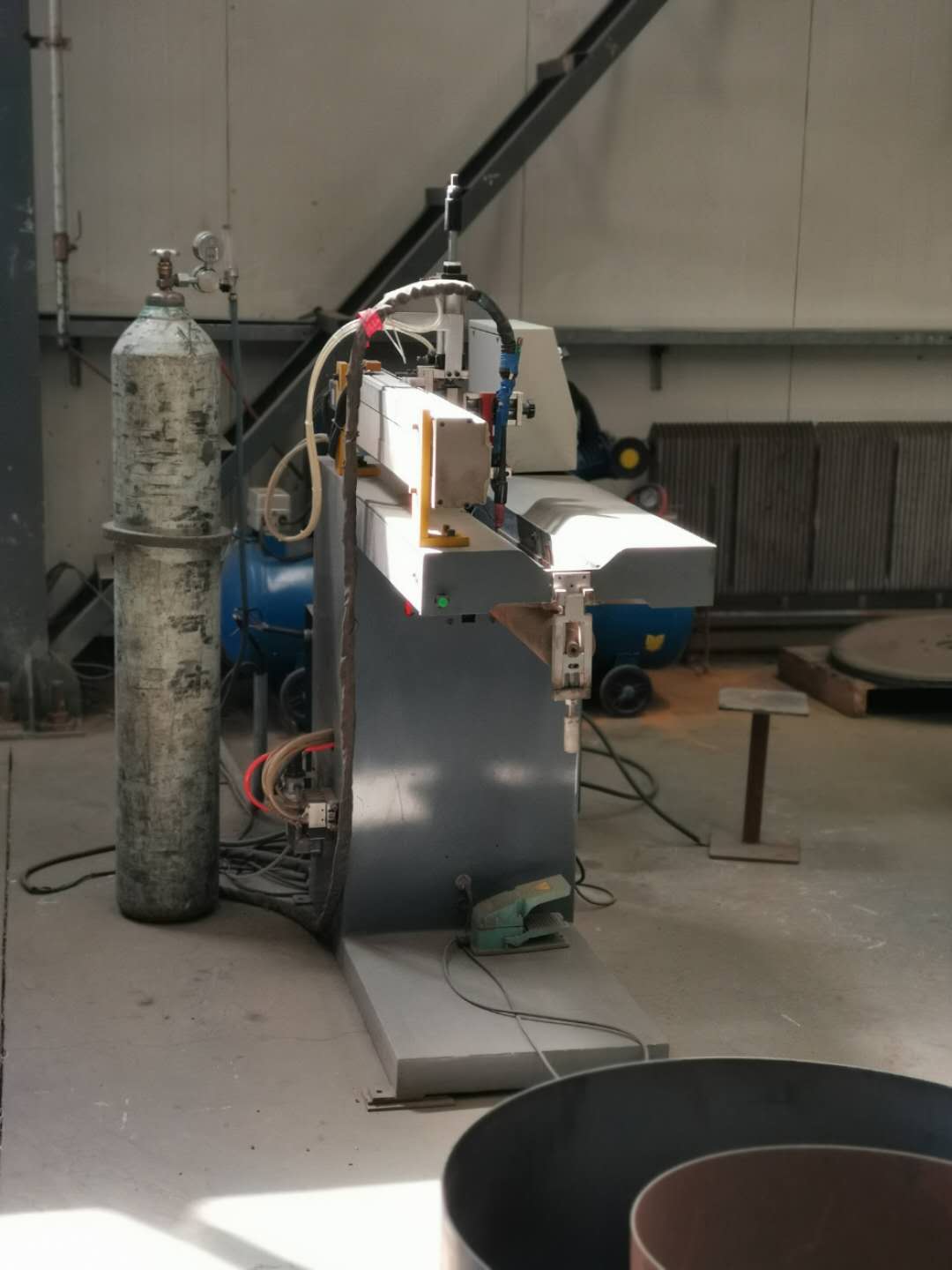 Straight seam automatic welder