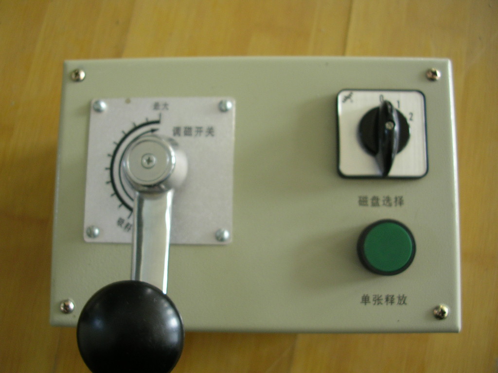操作台（调磁开关、分控开关和励磁指示灯