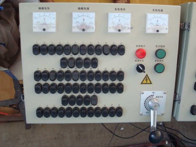 操作台（仪表、分控开关、调磁开关、单张释放按钮、抱闸按钮、故障指示）